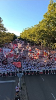 Liebe VfB-Fans, in diesem Sinne einen super entspannten Fußballnachmittag mit drei Punkten im Gepäck und gegen später eine spannende Pokalauslosung zur 2. Runde.