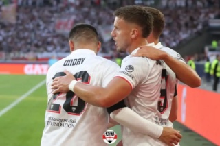 Nach einer kurzen Schwächephase hilft ein Eigentor – Stuttgart gewinnt am Ende deutlich in Bratislava
Der VfB startet mit zwei Siegen in die Champions League
Ein paar wenige Umstellungen hatte Sebastian Hoeneß in seiner Startelf. So durfte Dzenan Pejcinovic von Beginn ran, ebenso Bilal El Khannouss und Fabian Bredlow kehrte wieder ins Tor zurück, Jeltsch ersetzte Mittelstädt. Der VfB war von Beginn an spielbestimmend und hatte durch Deniz Undav die große Chance in Führung zu gehen. Der Keeper rettete gleich doppelt gegen den Torjäger. Josha Vagnoman holte den Hammer raus und traf nur die Latte. Bratislava bot den Schwaben einiges an Platz an, Stuttgart nutzte ihn, am Ende war allerdings der ein oder andere Pass zu ungenau. Perfekt gepasst hatte es dann bei Angelo Stiller, der Deniz Undav in Szene setzte. Er erlöste sich selbst und traf zum 1:0. Nach der Pause kam Slovan besser ins Spiel. Acht Minuten nach Wiederbeginn war der Ausgleich gefallen. Der VAR schaute sich die Szene lange an und entschied am Ende auf Abseits. Wenige Minuten später trafen auch die Gastgeber die Latte. Stuttgart war in dieser Phase zu weit weg von den Gegenspielern. Josha Vagnomans Pass von der Grundlinie lenkte Cruz schließlich ins eigene Netz. Das 2:0 bot Sicherheit für den VfB, der das Spiel souverän zu Ende spielte. Die beiden eingewechselten Assignon und Demirovic setzen in der Schlussminute mit dem 3:0 den Deckel drauf. Der VfB ist nach zwei Spieltagen mit sechs Punkten ganz dick im Geschäft. Nächste Woche kommt Atletico
Bericht ➡ VfB-exklusiv. de (Link in der Story)