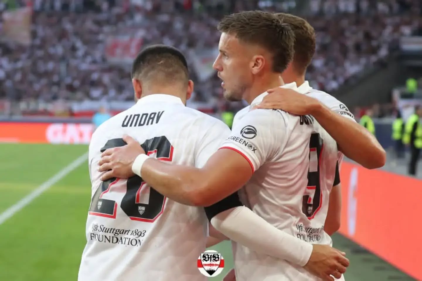 Nach einer kurzen Schwächephase hilft ein Eigentor – Stuttgart gewinnt am Ende deutlich in Bratislava
Der VfB startet mit zwei Siegen in die Champions League
Ein paar wenige Umstellungen hatte Sebastian Hoeneß in seiner Startelf. So durfte Dzenan Pejcinovic von Beginn ran, ebenso Bilal El Khannouss und Fabian Bredlow kehrte wieder ins Tor zurück, Jeltsch ersetzte Mittelstädt. Der VfB war von Beginn an spielbestimmend und hatte durch Deniz Undav die große Chance in Führung zu gehen. Der Keeper rettete gleich doppelt gegen den Torjäger. Josha Vagnoman holte den Hammer raus und traf nur die Latte. Bratislava bot den Schwaben einiges an Platz an, Stuttgart nutzte ihn, am Ende war allerdings der ein oder andere Pass zu ungenau. Perfekt gepasst hatte es dann bei Angelo Stiller, der Deniz Undav in Szene setzte. Er erlöste sich selbst und traf zum 1:0. Nach der Pause kam Slovan besser ins Spiel. Acht Minuten nach Wiederbeginn war der Ausgleich gefallen. Der VAR schaute sich die Szene lange an und entschied am Ende auf Abseits. Wenige Minuten später trafen auch die Gastgeber die Latte. Stuttgart war in dieser Phase zu weit weg von den Gegenspielern. Josha Vagnomans Pass von der Grundlinie lenkte Cruz schließlich ins eigene Netz. Das 2:0 bot Sicherheit für den VfB, der das Spiel souverän zu Ende spielte. Die beiden eingewechselten Assignon und Demirovic setzen in der Schlussminute mit dem 3:0 den Deckel drauf. Der VfB ist nach zwei Spieltagen mit sechs Punkten ganz dick im Geschäft. Nächste Woche kommt Atletico
Bericht ➡ VfB-exklusiv. de (Link in der Story)
