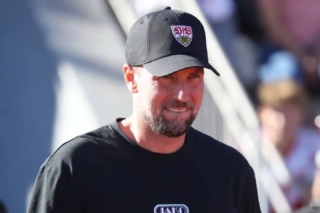 Gier und Entschlossenheit – VfB will Pokalspiel nutzen um eine Reaktion zu zeigen
Der VfB steht am Mittwoch in Paderborn vor der zweiten Pokalrunde
Das Spiel gegen Gladbach hat viele Wunden hinterlassen, die der VfB erstmal schließen muss. Sebastian Hoeneß sprach von einer schmerzhaften Niederlage, die am Ende auch verdient war. Ein Kopfproblem sieht er bei seinem Team nicht, dennoch meinte der Coach, gibt es im Sport immer eine psychologische Komponente. Hoeneß sieht bei seinen Jungs auch kein Unterschätzen des Gegners, so wie sie die ersten Minuten aufgetreten sind. Die Situation ist klar benannt worden, nun gilt es innerhalb des Teams eine Reaktion zu zeigen. Dabei geht es dem Trainer nicht um einzelne Personen, sondern ums Kollektiv. Er sprach die Gier und die Entschlossenheit an, Dinge zu Ende zu bringen. Es sei deutlich geworden, dass man mehr drauf packen muss. Man muss nun in den Kampfmodus gehen und die Bascis abrufen. Unabhängig von der letzten Leistung, da es bereits um Vorfeld beschlossen wurde, steht Fabian Bredlow beim Pokalspiel in Paderborn im Tor, zur restlichen Startelf wollte Sebastian Hoeneß nichts sagen.
Bericht 📷➡ vfb-exklusiv.de (Link in der Story)