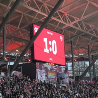 Halbzeit in Leipzig 0:1. Der VfB spielt gut mit, muss aber gleich zu Beginn auf Nübel vertrauen, der die ein oder andere RB-Chance parieren könnte. Das Spiel ist ausgeglichen, Leipzig hat aber die besseren Möglichkeiten. In der Schlussphase unterlief Chabot beim Klärungsversuch ein Eigentor. (Bild Roswitha)