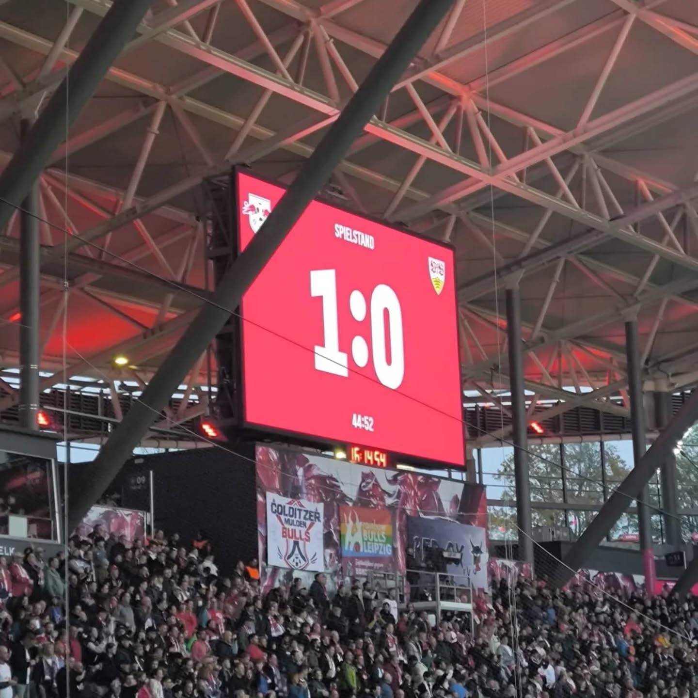 Halbzeit in Leipzig 0:1. Der VfB spielt gut mit, muss aber gleich zu Beginn auf Nübel vertrauen, der die ein oder andere RB-Chance parieren könnte. Das Spiel ist ausgeglichen, Leipzig hat aber die besseren Möglichkeiten. In der Schlussphase unterlief Chabot beim Klärungsversuch ein Eigentor. (Bild Roswitha)