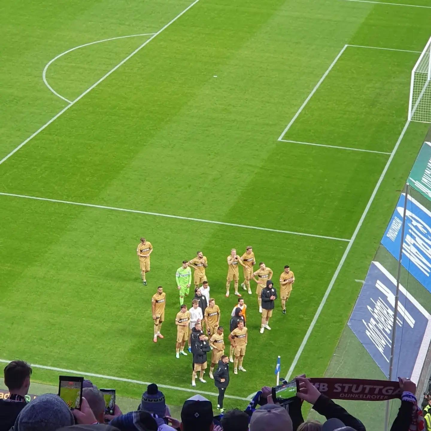 Liebe VfB-Fans, eine Nacht drüber geschlafen und leider noch immer enttäuscht. Optisch machen wir ein gutes Spiel, haben über weite Strecken viel Ballbesitz und auch Chancen herausgespielt. Teils hatte man Pech im Abschluss, wenn ich an den Pfostentreffer denke, teils war der Keeper besser, teils waren es aber einfach auch die falschen Entscheidungen und es hat teils auch zu lange gedauert, bis der Abschluss kam. Die Zeit hat man in der Bundesliga einfach nicht, bis eben doch ein Fuß den Schuss blockt.
Mehr Kritik will ich eigentlich gar nicht üben, das geht mir in den Socials oft schon wieder zu weit. Klar musst du, wenn du das bessere Team bist, am Ende mindestens nen Punkt mitnehmen. Dass der HSV in den letzten Minuten mit dem Sonntagsschuss das Ding dann zieht, ist halt das Enttäuschende und vielleicht so ein bisschen symtomatisch für die bisherige Saison. Du spielst nie richtig schlecht, aber irgendwie reicht es halt oft nicht. Irgendwas fehlt noch. Die xG-Werte, die Sky eingeblendet hatte mit 2,4 zu knapp 1, der Ballbesitz bei den Kicker Spieldaten von 66% zu 34%, die gespielten Pässe 625 (angekommen 92%) zu 315 (angekommen 76%), Torschüsse 24 zu 14 und auch fast doppelt so viele Ecken, sprechen alle ne deutliche Sprache. Aber bringt am Ende leider gar nichts, wenn die wichtigste Statistik nicht stimmt.
Das ganze rundet die Aussage von Deniz Undav ab, dass man aktuell keine Spitzenmannschaft ist. Auch wenn die Tabelle nach sechs Spieltagen nicht viel aussagt, sie zeigt zumindest dass Deniz Recht hat. Die letzten Saisons haben uns verwöhnt, jetzt brauchen wir Geduld, dass die Ergebnisse wieder kommen. 6 Punkte aus 6 Spielen machen nicht so viel Spaß. Euch trotzdem nen schönen Sonntag. Gruß Jens ⚪🔴 (Bild: Steffen)