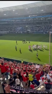 Liebe VfB-Fans, eine Nacht drüber geschlafen und wir haben gestern keinen guten Auftritt des VfB gesehen. Das einzige was immer schon gestimmt hat in den letzten Jahren und so auch gestern, war die Moral und der Glaube daran, dass man bis zum Schluss noch was erreichen kann. Schaut man auf die Tabelle ist klar, dass der Last-Minute Punkt wichtig war, um weiter im Rennen um die Champions League Plätze zu bleiben. Das Heimspiel gegen Bremen und jetzt gestern gegen Hoffenheim, das waren nicht die Spiele, die wir vom VfB gewohnt sind.

Hoffenheim hätte uns richtig abschießen können, da war einiges an Glück auf VfB-Seite und ein starker Nübel. Aber wie heißt es immer so schön, wenn man zahlreiche Chancen nicht verwertet, wird man am Ende bestraft. Und so war es dann auch. Wir haben in Unterzahl am Ende den Dreier von Hoffenheim verhindert, was bedeutet hätte, dass wir es nicht mehr der eigenen Hand gehabt hätten. So bleibt alles spannend und es sind zwei Spieltage vor dem Ende drei Teams punktgleich im Kampf um einen Platz. 

Einen Punkt gegen Leverkusen wird allerdings am nächsten Spieltag beim letzten Heimspiel nicht reichen. Auch weil man Hoffenheim nicht mehr beeinflussen kann. Dazu brauchen wir aber einen VfB, der von Beginn im Spiel ist, nicht ne Halbzeit verschläft und einfach generell wieder ne Topleistung bringt. So ein Spiel wie gestern wäre sicher ein gefundenes Fressen für Bayer Leverkusen. Auch wenn wir noch nicht so weit sind und es erstmal um die Liga geht. Aber auch in nem Pokalfinale gegen Bayern, wärst du sowas von abgeschossen worden. Das war gestern nochmal ein blaues Auge, ab sofort gibt es keinen Platz mehr für Punktverluste.

Liebe VfB-Spieler reißt euch zusammen und haut bitte nochmal alles raus. Ihr könnt das alle besser, das habt ihr schon oft genug gezeigt. Wir müssen das Ticket selbst lösen, auf Dortmund und Leipzig kann man sich nicht verlassen und ab jetzt sowieso nicht mehr. Um es mit den Worten von Sebastian Hoeneß von vor zwei Jahren zu sagen. Wir wollen Champions League spielen, verdammte Scheiße. Schönen Sonntag. Bis nächste Woche. Gruß Jens ⚪🔴 (Video Roswitha)