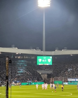 Halbzeit in Bochum 1:0. Der VfB hat das Spiel im Griff, wie in Hamburg, allerdings aus der Überlegenheit heraus, kreieren sie wenig Torchancen. Nach einem Einwurf von Hendriks, versenkt Bochum die Kugel selbst im Netz. In der Schlussminute fliegt der Eigentorschütze nach Foul an Undav mit Rot vom Platz. Vielleicht gibt es in Halbzeit zwei jetzt mehr Platz, um mehr Chancen herauszuspielen. Bild Roswitha