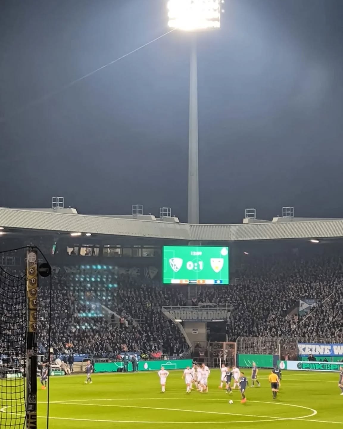 Halbzeit in Bochum 1:0. Der VfB hat das Spiel im Griff, wie in Hamburg, allerdings aus der Überlegenheit heraus, kreieren sie wenig Torchancen. Nach einem Einwurf von Hendriks, versenkt Bochum die Kugel selbst im Netz. In der Schlussminute fliegt der Eigentorschütze nach Foul an Undav mit Rot vom Platz. Vielleicht gibt es in Halbzeit zwei jetzt mehr Platz, um mehr Chancen herauszuspielen. Bild Roswitha