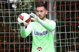 Der VfB tut sich schwer in Paderborn – am Ende stehen aber drei Punkte und ein Bundesliga-Debüt zu Null

Bericht ➡ auch auf VfB-exklusiv (Link in der Story)

Stuttgart gewinnt in Paderborn mit 2:0

Nach zwei Wochen ohne Pflichtspiel und nach einem ausbaufähigen Start in die Liga, musste sich der VfB auswärts in Paderborn beweisen. Leih-Spieler Laurin Ulrich stand beim Gegner in der Startelf, für Dennis Seimen, der vergangene Saison mit Paderborn den Aufstieg feierte, war es nach seiner Verletzung das erste Spiel für den VfB und gleichzeitig sein Bundesliga-Debüt. Ein, zwei Wackler erlaubte es sich, ansonsten konnte er sich auch das ein oder andere Mal auszeichnen und den VfB vor einem Gegentor bewahren. Die Schwaben begannen stark, hatten ihre Chancen. Die Führung erzielte schließlich Abwehrchef Jeff Chabot per Kopf. Jamie Leweling traf nur den Pfosten. Paderborn übernahm im Lauf der Halbzeit ein wenig das Spiel, ohne so richtig gefährlich zu sein. Nach dem Seitenwechsel, ähnliches Bild. Die ersten Minuten gehörten dem VfB, doch sie ließen Paderborn zu viel Raum und konnten die Konter nicht verwerten, Keeper Noll rettete ein, zweimal in höchster Not. Der SC war nah dran am Ausgleich, konnte eine Verwirrung im Strafraum nicht nutzen, Stuttgart klärte auf der Linie. Nach 83 Minuten war es Chris Führich, der das erlösende 2:0 erzielte und dem VfB am Ende die drei Punkte sicherte. Unter der Woche geht es nach Bratislava, am Wochenende auswärts nach Hamburg.