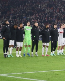 Liebe VfB-Fans, eine Nacht drüber geschlafen und oft seh ich Remis eher wie ne Niederlage. Nicht Fisch, nicht Fleisch. Gestern hab ich das anders gesehen. Gegen einen europäischen Topfclub von Beginn an so ein Spiel abzuliefern, Respekt VfB. Und bevor ich es vergesse, Respekt auch an die Kurve. Was für ne Choreo.
Ich hab mir auf meinem etwas unbequemen Foto-Hocker nur verwundert die Augen gerieben. Nach so ner Enttäuschung in Hamburg, so ne Reaktion zu zeigen, das kann einen einfach nur stolz machen, Fan dieses Vereins zu sehen. Wir gehen absolut verdient mit dem 1:0 in die Kabine. Auch da wären mehr Tore möglich gewesen, aber Atletico ist halt auch kein Dorfverein, dem man mal so locker zwei, drei Kisten einschenkt. Dass es diesen einen Moment direkt nach der Pause gibt, sehr schade und fast schon bisschen typisch für die Saison.
Aber auch hier hat der VfB nach dem Ausgleich gut reagiert und nicht die Köpfe hängen lassen, sondern weiter ein ordentliches Spiel gezeigt. Natürlich hat der Platzverweis dann in die Karten gespielt. Kritiker würden sagen, gegen zehn Mann musst das nach so nem Spiel am Ende gewinnen. Ja vielleicht ist das sogar der Wermutstropfen es nur mit dem 1:1 über die Linie gebracht zu haben. Chancen waren auch im zweiten Durchgang vorhanden. Ich persönlich bin mit Punkt zufrieden. Wir halten uns damit alle Chancen offen und wer weiß vielleicht sogar am Ende unter die ersten Acht zu kommen. Dazu braucht es noch zwei, drei solcher Auftritte mehr. Traue ich uns durchaus zu. So stark das gestern war, das nächste Spiel ist immer das wichtigste (3 Euro ins Phrasenschwein). Aber in Fall ist es auch so. Wir kennen die Situation in der Bundesliga und bei allem Respekt für Gladbach, aber ich erwarte mit einer ähnlich guten Leistung einen deutlichen Sieg am Freitag. Wir sollten nicht die ersten Punktlieferanten werden. Erholt euch gut, bis Freitag. Gruß Jens ⚪🔴