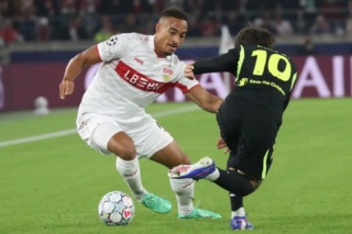 Stolz und Enttäuschung – Der VfB holt einen Punkt gegen Topteam und hadert dennoch
Stuttgart spielt 1:1 gegen Atletico
Der VfB legte im Spitzenspiel der Ligaphase der Champions League sehr gut los, spielte am Ende vielleicht die beste Halbzeit der laufenden Saison. Gegner und Spiel konnten fast nach Belieben kontrolliert werden. Die Folge, die verdiente Führung durch Jamie Leweling, der einfach mal abzog. Es war mehr drin, direkt nach Beginn der Partie gab es Möglichkeiten. “Wir können seht stolz sein, sind aber dennoch auch enttäuscht” meinte Sebastian Hoeneß nach der Partie. Die ganze Arbeit aus dem ersten Durchgang, in dem viel investiert wurde, knackte Madrid 90 Sekunden nach Wiederanpfff. Der VfB hatte den Ausgleich nicht gut verteidigt. Mit der Roten Karte für Hjulmand bekam das Match nochmals ein Wendung, denn Atletico hatte einen Gang hochgeschalten und konnte das Spiel offener gestalten. Nachdem die Schwaben in Überzahl waren, konnten sie sich nochmals Chancen herausspielen, doch die Kugel wollte nicht nochmal ins Netz. Mit sieben Punkte aus drei Spielen, hat der VfB seine Ausgangsposition für ein Weiterkommen dennoch ausgebaut. Am Freitag wartet Gladbach in der Bundesliga, für den VfB erneut ein Heimspiel
Bericht und Bildergalerie auch auf vfb-exklusiv.de (Link in der Story)
