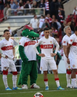 Liebe VfB-Fans, eine Nacht drüber geschlafen und meine Stimmung ist noch sehr ähnlich, wie gestern nach Abpfiff. Ich hab mich schon mehr geärgert über Punktverluste, weil ich es irgendwie nachvollziehen kann, dass der Donnerstag Kraft gekostet hat. Ich kann es auch nachvollziehen, dass rotiert wurde, was ja auch schon oft funktioniert hat und notwendig war. Heimspiele will ich eigentlich prinzipiell gewinnen, daher ist es schon enttäuschend. Aber vielleicht ist das Remis am Ende der nötige Punkt, den man gebraucht hat. 

Klar hätte man zwei Punkte mehr haben können und hätte vor allem gegenüber Leverkusen einen Freischuss gehabt, dieser ist mit dem Spiel gestern quasi aufgebraucht. Wir sind aktuell auf dem begehrten vierten Platz und haben damit die beste Ausgangsposition. Da die nächsten zwei Spiele allerdings gegen die beiden direkten Konkurrenten sind, gibt es kein Hoffen auf Patzer. Wenn man als Sieger vom Platz geht, holen Hoffenheim und Leverkusen automatisch keine Punkte. Man muss es jetzt selbst richten. Wenn das gelingt, ist man Mitglied der besten Liga Europas. 

Auch wenn Fabian Wohlgemuth sagt, dass die Champions League aus einer sehr guten Saison eine herausragende machen würde. Das klingt für mich so ein wenig, dass es ein Bonus wäre. Also ich bin ehrlich und ich denke, das geht euch vielleicht auch so. Nachdem man jetzt so lange mit oben dabei war, will man auch in die Königsklasse. Die Europa League ist sicher, wäre aber irgendwie schon fast bisschen ne Enttäuschung. So schnell ändern sich die Zeiten, dass man mit der Europa League nicht zufrieden wäre. Es geht in den Showdown. Ich bin sehr gespannt auf die nächsten Wochen. Bis dahin, guten Wochenstart. Gruß Jens ⚪🔴