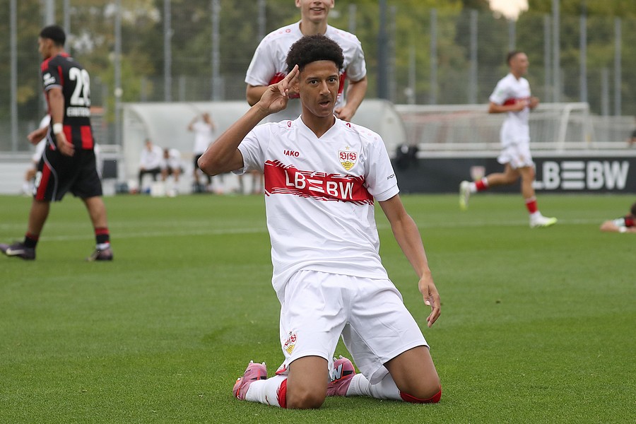 Stuttgart dreht in der Nachspielzeit das Spiel gegen die Eintracht und springt an die Tabellenspitze