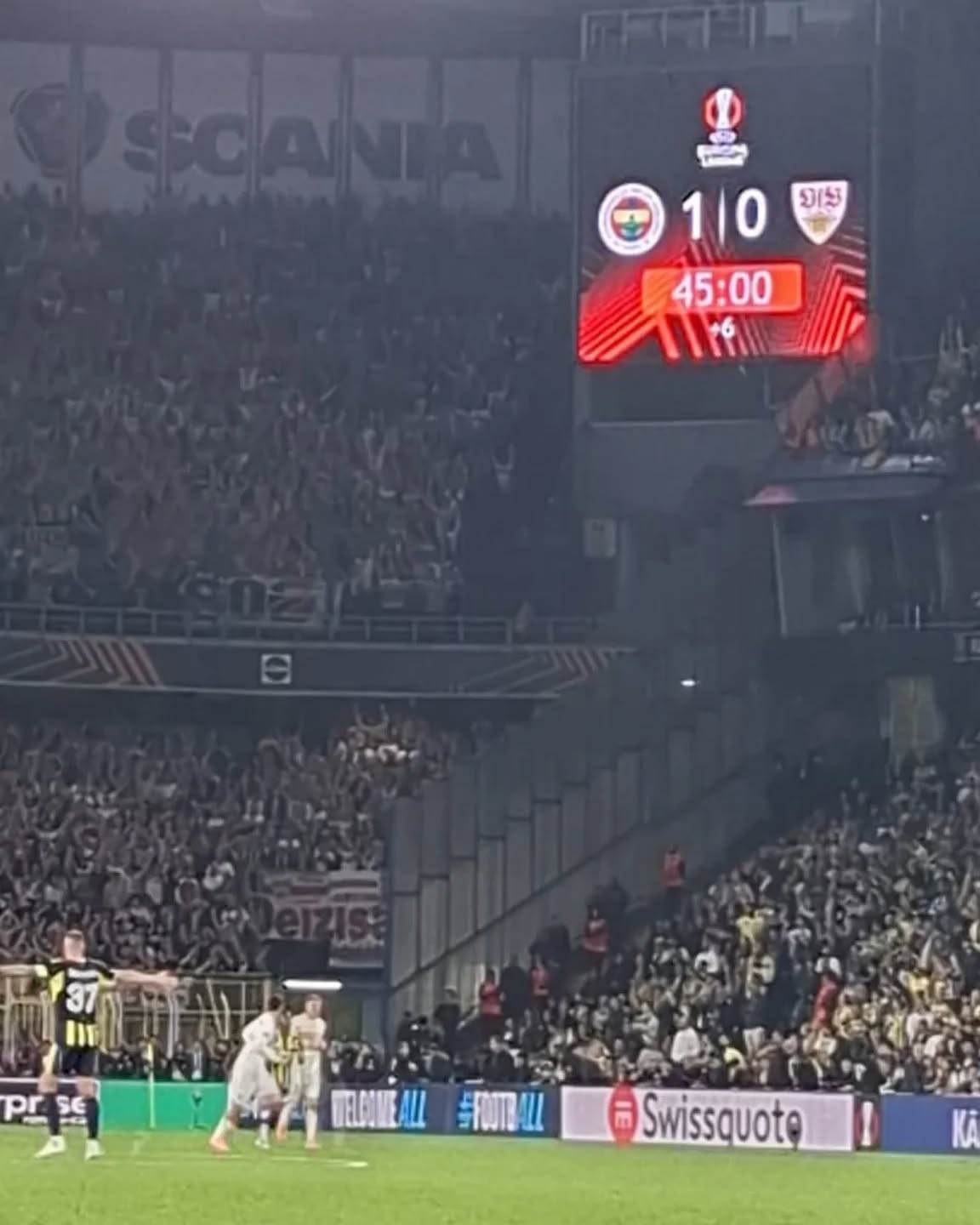 Halbzeit in Istanbul 0:1. Der VfB beginnt gut, hat auch eigentlich viel Raum, nutzt ihn aber nicht effektiv. Schuss von Tomas und Kopfball Jaquez waren die besten Chancen. Der Elfer von Stiller verschuldet korrekt, aber Gegenspieler fliegt auch recht leicht. Dumm gelaufen. Auf geht's, in der zweiten Hälfte mehr draus machen. Bild: @soke2_sportfotograf