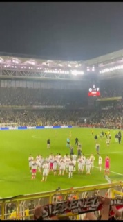 Liebe VfB-Fans, eine Nacht drüber geschlafen und am Ende war es dann hinten raus zu wenig. Eigentlich war das ein 0:0 Spiel, aber so ein bisschen ein dummer Elfmeter, wenn man das so sagen darf, verhilft Fener zum Sieg. Klar Stiller hält, keine Frage, aber das gehört halt auch zur Wahrheit, der Angreifer fällt meiner Ansicht zu leicht. Wahrscheinlich musst ihn geben, aber ist schon bitter. Die zweite Szene gegen Stiller, schaut sich der Schiedsrichter im Gegensatz zum Elfmeter für Fenerbahce, nochmal an und nimmt ihn zurück. Auch da war zumindest der Fuß des Instanbuler an Stiller dran. Ich finde beide Szenen nicht ganz so eindeutig, schade dass man da ein wenig Pech hatte.
Wie immer hatte man aber genug Möglichkeiten, auch außerhalb dieser Elfmeterszenen, mehr aus dem Spiel zu holen. Wie viele Verantwortlichen es schon gesagt haben, es war nicht zwingend genug. Ein Sieg für den VfB wäre sicher nicht verdient gewesen, ein Remis war im Bereich des Möglichen, aber es hat nicht sollen sein. Fakt ist, dass man die Heimspiele in der Europa League nun gewinnen muss, um die Ligaphase zu überstehen. Anfang November kommt Rotterdam. Aber nun gilt es erstmal zweimal gegen Mainz zu gewinnen. Einmal daheim in der Bundesliga, einmal auswärts im Pokal. Bis Sonntag zum ersten Tanz. Gruß Jens ⚪🔴. (Video Roswitha)