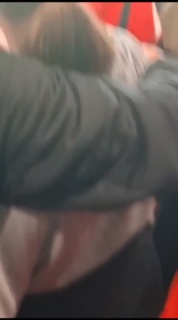 Liebe VfB-Fans, eine Nacht drüber geschlafen und wir haben Mainz zum zweiten Mal mit nahezu zwei verschiedenen Mannschaften geschlagen. Was die Mainzer mit der teils überzogenen Gangart bewirken wollten, ging in sofern auf, dass Schiedsrichter Deniz Aytekin noch gnädig mit ihnen umging und wenig Verwarnungen zeigte. Gut, dass sich keiner von unseren Jungs verletzt hat. Deniz Undav kritisierte im Nachgang des Spiels vor allem Dominik Kohr, der zwar gelb sah, aber weiter teils gelbwürdig foulte. 
Die Antwort gab Stuttgart direkt auf dem Platz. Der VfB war zum zweiten Mal in Folge das bessere Team. Spielerisch überlegen, gut verteidigt und zumindest das 2:0 perfekt herausgespielt. Sicherlich hätte man die ein oder andere Szene in der man viel Platz hatte, besser ausspielen können, aber der Sieg war eigentlich zu keiner Zeit in Gefahr.
Am Wochenende gibt es nun mehrere spannende Fragen. Wie wird der VfB in Leipzig nach zwei komplett verschiedenen Startelf-Teams, antreten? Und das auch schon mit Blick auf das Spiel gegen Feyenoord kommende Woche in der Europa League. Dann natürlich die Frage, wie man mit dem Team, das antritt, im Spiel zwei gegen drei auftreten wird? Am Sonntag gibt es dann noch den nächsten Gegner im Pokal zugelost. Es bleibt also spannend rund um unseren VfB. Bis dahin, schöne Restwoche. Gruß Jens ⚪🔴 (Video: Ralf)