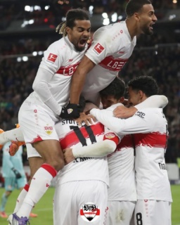 Liebe VfB-Fans, eine Nacht drüber geschlafen und ich muss zugeben, mit der Startelf hatte ich im Vorfeld Respekt, aber hab mir auch gesagt, wenn das wieder klappt mit der großen Rotation, zieh in den Hut vor unserem Trainerteam. Sebastian Hoeneß sagte nach dem Spiel, dass die Startelf aus Überzeugung gewählt wurde, weil man Frische auf dem Feld haben wollte. Das Medienecho war zweitrangig. Man kann mal wieder sagen, alles richtig gemacht. Wir haben den großen Kader und die Rotation hat, wenn sie so funktioniert, mehrere Vorteile. Die Jungs, die weniger spielen, bleiben im Rhythmus und bei Laune. Jeder ist wichtig und trägt seinen Teil bei. Und keiner ist überspielt. Ich kann mich nur wiederholen, das ist das Attribut einer Spitzenmannschaft.
Zum Spiel selbst, im ersten Durchgang war es recht ausgeglichen, die Mannschaft musste sich erst auch ein wenig finden. Im Endeffekt haben sie es ordentlich gemacht. Chris Führich und Deniz Undav sind die Tore sehr zu gönnen. Genau die beiden haben die Erfolgserlebnisse gebraucht und dazu noch wunderschöne Treffer. 
Am Mittwoch geht's dieses Mal in Mainz weiter. Ein Schritt Richtung Titelverteidigung. Bis dahin, guten Wochenstart. Gruß Jens ⚪🔴