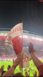 Liebe VfB-Fans, eine Nacht drüber geschlafen und man sagen, das lief unglücklich. Beide Teams haben ein gutes Spiel gemacht, jede Mannschaft hatte ihre Phasen. Beim 0:1 darf der RB Angreifer schon gar nicht so frei außen durchgehen. Und natürlich muss Jeff den Ball ins Aus klären, aber das geht manchmal einfach zu schnell und er war auch bereits zu nah am Tor. Beim 0:2 geht die Defensive zu wenig auf den ballführen Spieler, der letztlich Torschütze ist. So viel zur Kritik. Ansonsten hat der VfB ein gutes Auswärtsspiel gemacht, den Anschlusstreffer schön herausgespielt und danach versucht zum Ausgleich zu kommen, der durchaus verdient gewesen wäre. Ein Punkt war drin und wahrscheinlich in dem Spiel auch das gerechte Ergebnis. Leipzig hatte übers Spiel hinweg zwar die besseren Chancen, die Alex Nübel alle pariert und den VfB so im Spiel hält. 

Dass er die Szene vor dem entscheidenden 1:3 besser lösen muss, ist selbstverständlich. Das weiß er, das weiß der RB-Angreifer und jeder im Stadion und vor dem TV. Ob es in den letzten Minuten beim Stand von 1:2 zum Ausgleich gereicht hätte, ist müßig zu diskutieren. Hätte, wäre wenn. Somit weiß man nicht, ob es wirklich entscheidend war oder am Ende nur eine Niederlage mit höheren Ergebnis bleibt. Fakt ist Alex Nübel hat im Spiel und die letzten Spiele gut gehalten. Wenn ein Keeper so ein Bock schießt, sieht es immer blöd aus und ist auch meistens ein Gegentor. Er wird die kommenden Spiele wieder gut absolvieren und uns Punkte festhalten. Gegen Rotterdam müssen in der EL jetzt drei Punkte her, danach gegen Augsburg in der Liga ebenfalls. Die letzten zwei Spiele in dem Block bis zur Länderspielpause.
Heute Abend wissen wir, wer der nächste Pokalgegner wird und die Frauen treffen am Nachmittag auf den Tabellenletzten. VfB-exklusiv berichtet später. Bis dahin noch nen schönen Sonntag. Gruß Jens ⚪🔴 (Video Roswitha)
