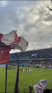 Liebe VfB-Fans, eine Nacht drüber geschlafen und schaut man nur auf die Spieltagsübersicht ist doch alles gut gelaufen. Alles was zählt, sind die drei Punkte. Hat man das Spiel gesehen, ist noch nicht alles so rund. Zu Beginn der Halbzeiten war man stark, tolles Kurzpassspiel, aber mit mehr Spielzeit hat man dem Gegner zu viel Raum gegeben, vor allem zu tief verteidigt. Ein souveräner Sieg sieht anders aus. 

Wenn Paderborn mehr Durchschlagskraft hat, geht das Ding nach hinten los. Man muss allerdings auch sagen, dass man es im Strafraum sehr ordentlich verteidigt hat, in der ein oder anderen Situation auch das nötige Glück hatte und Dennis Seimen, bis auf ein paar kleine Unsicherheiten, ein gutes Spiel gemacht hat und sich in seinem ersten Bundesligaspiel auszeichnen konnte. Was mir nicht gefallen hat, dass man Paderborn nicht schon einige Meter vor dem Sechszehner und damit höher gestellt hat. Balleroberungen in der gegnerischen Hälfte waren wenig zu sehen.

Insgesamt gilt es jetzt über die kommenden Spiele wieder in den Rhythmus zu kommen, das Ergebnis von gestern sollte dabei helfen und ein wenig Ruhe bringen. Der große Druck, ganz unten festzuhängen, ist erstmal gebannt. Natürlich muss der Sieg aber jetzt dazu beitragen in ne Serie zu kommen. Wenn es dann spielerisch wieder eine Steigerung gibt, kommen wir dahin, wo wir in den letzten Saisons waren.

Wir können das insgesamt schwierige Spiel jetzt natürlich kritisieren, aber aktuell zählen die Punkte und die haben wir eingefahren. Es gab ja auch richtig starke Spielzüge, der Rest übers komplette Spiel kommt noch mit weiteren Erfolgen. Man weiß, was besser werden muss. Nächste Chance, Mittwoch in Bratislava. Euch schönen Sonntag. Gruß Jens (Video: Roswitha)