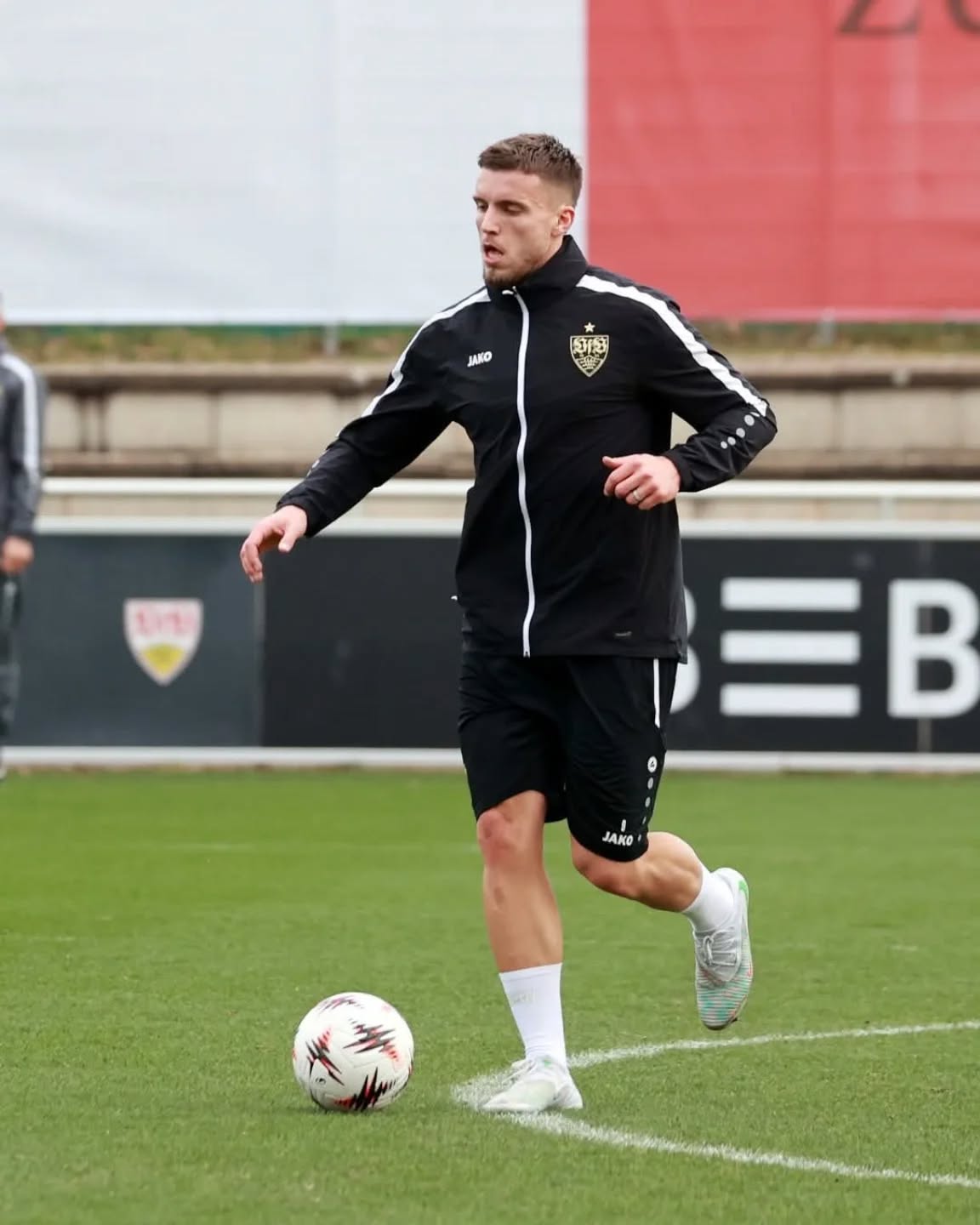 Ermedin Demirovic ist wieder auf dem Rasen und am Ball. Sein Ziel war dieses Jahr noch im Kader zu stehen. Ob es reicht? (Bild: Rudel)