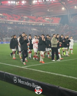 Liebe VfB-Fans, eine Nacht drüber geschlafen und es war nicht ganz der Abschluss für 2025, den ich mir vorgestellt habe. Ich tippe mal ihr auch nicht. Einmal vom Ergebnis her und ehrlich gesagt auch vom Spiel. Leider war von Beginn an nicht der Zug dahinter, den ich mir gewünscht hab. Als die erste Hälfte so dahin geplätschert war, am Ende noch mit der Großchance durch Tomas, hatte ich auf den zweiten Durchgang gehofft.
Da war mir Hoffenheim über zu viele Phasen in der Stuttgarter Hälfte. Richtig gefährlich wurde es zwar kaum, aber in der Zeit gab es eben für den VfB keine Spielanteile. Chris Führich hat wie gewohnt von der Bank nochmal Schwung gebracht, hatte in einer Szene allerdings die Chance verpasst zu schießen. Wenn man solche Szenen schon erwähnen muss, merkt man, dass es nicht viele nennenswerten Highlights gab. Klar das Tor am Ende, aber eben leider Abseits. Mit dem Dreier wäre es natürlich ein klasse Abschluss gewesen, keine Frage. Aber es gibt manchmal so Spiele, in denen der Gegner sich gut auf uns einstellt und wir selbst auch nicht so performen. Eigentlich sollten die Heimspiele gewonnen werden, aber im Fussball ist eben nicht alles planbar, sonst wäre es ja auch langweilig. Langweilig war aber tatsächlich das Match. Zweikämpfe, Taktik mögen einige, ich steh eher auf Tempo und Steilpässe. Im nächsten Jahr dann wieder.
Wir gehen auf Platz 6 in die Pause. Mit Wiederbeginn der Liga hat man die Chance gegen Leverkusen und Frankfurt gegen direkt Konkurrenten Big Points einzufahren. Euch nen schönen Sonntag. Ich meld mich nochmal bei euch was die Weihnachtstage betrifft. Gruß Jens ⚪🔴