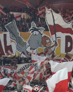 Liebe VfB-Fans, heute Abend steigt die nächste Europa-Pokal-Nacht in unserem Neckarstadion. Solche Bilder wird es heute allerdings weniger geben, was natürlich schade ist, aber man kann ein Stück weit die organisierten Fans auch verstehen. Die Statement sind formuliert. Ich bin sehr gespannt heute, wie es ablaufen wird, wie viele Fans am Ende da sein werden und allgemein wie die Stimmung sein wird. Die verschärften Kontrollen müssen wohl so sein. Wenn ich ehrlich bin, fühle ich mich dadurch schon auch besser im Stadion, andererseits aber auch nicht, weil ich weiß, warum die Kontrollen so durchgeführt werden müssen. Allgemein ist eben echt super schade, dass so ein Abend nicht vom Sport und Fussball geprägt ist, was der eigentliche Sinn der Veranstaltung sein sollte.
Hoffen wir, dass es friedlich bleibt und unsere Jungs auf dem Rasen das drumherum vergessen machen und ein gutes Spiel abliefern werden. Das Ziel sind drei Punkte und die Chancen deutlich verbessern in die nächste Runde einzuziehen und vielleicht auch mit den kommenden beiden Spielen unter die ersten Acht zu kommen.
Ich wünsche Euch, egal wo ihr es schaut, ein angenehmes und gutes Spiel. Gruß Jens ⚪🔴