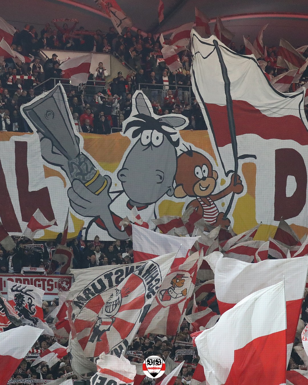 Liebe VfB-Fans, heute Abend steigt die nächste Europa-Pokal-Nacht in unserem Neckarstadion. Solche Bilder wird es heute allerdings weniger geben, was natürlich schade ist, aber man kann ein Stück weit die organisierten Fans auch verstehen. Die Statement sind formuliert. Ich bin sehr gespannt heute, wie es ablaufen wird, wie viele Fans am Ende da sein werden und allgemein wie die Stimmung sein wird. Die verschärften Kontrollen müssen wohl so sein. Wenn ich ehrlich bin, fühle ich mich dadurch schon auch besser im Stadion, andererseits aber auch nicht, weil ich weiß, warum die Kontrollen so durchgeführt werden müssen. Allgemein ist eben echt super schade, dass so ein Abend nicht vom Sport und Fussball geprägt ist, was der eigentliche Sinn der Veranstaltung sein sollte.
Hoffen wir, dass es friedlich bleibt und unsere Jungs auf dem Rasen das drumherum vergessen machen und ein gutes Spiel abliefern werden. Das Ziel sind drei Punkte und die Chancen deutlich verbessern in die nächste Runde einzuziehen und vielleicht auch mit den kommenden beiden Spielen unter die ersten Acht zu kommen.
Ich wünsche Euch, egal wo ihr es schaut, ein angenehmes und gutes Spiel. Gruß Jens ⚪🔴