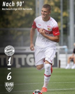 Unsere U19 gewinnt am 3. Spieltag am Bayern-Campus gegen den FCB mit 6:1. Man of Match war Enis Redzepi, der FÜNF! Tore schoss. Dabei eins schöner als das andere. Wahnsinn.