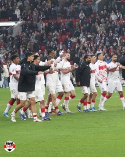 Liebe VfB-Fans, eine Nacht drüber geschlafen und was war das für ne Reaktion auf das eigentlich auch schon gute Spiel gegen den BVB, mit dem bitteren Ende. Gestern gegen den HSV war es alles andere als bitter, weil man mehr als viele Chancen hatte und zumindest vier davon verwertet hat. Klingt jetzt ein wenig überheblich. Aber es hätte auch durchaus 6:0, 7:0 oder 8:0 ausgehen können. Elfmeter, Alu, Abeitstor, noch einige Chancen, die der Keeper vereitelt hat.

Ich denke, auch wenn man hätte höher gewinnen können, man kann einfach nur stolz sein, wie wir aufgetreten sind. Ich bin mit einer klaren Erwartung ins Spiel und die ist mehr als erfüllt worden. Die Erwartung war ein Pflichtsieg und der VfB hat daraus ein dominantes Fussball-Fest gemacht. Die Jungs haben zu den richtigen Zeitpunkten teils schön herausgespielte Tore geschossen. Sie haben nicht aufgehört immer weiter nach vorne zu spielen und das Match deutlich und mehr als verdient gewonnen. Oder was meint ihr?

Es sind noch fünf Spiele zu gehen. Wir haben vier Punkte Vorsprung. Nachdem wir in der kommenden Woche nach München müssen, war der Sieg gestern doppelt so viel wert. Sind wir ehrlich, wer da Punkte einplant..., ich trau es uns zumindest zu. Realistisch eingeplant ist das allerdings sicher nicht. Schau mer mal. Dazu kommen noch Spiele gegen die direkte Konkurrenz aus Hoffenheim und Leverkusen. Es bleibt spannend. Ach ja und mal wieder tolle Choreo, ging fast unter bei dem souveränen Sieg. Daher bekommt sie hier auch nochmal nen Ehrenplatz. Wischt euch gern nochmal durch die Bilder hier. Euch nen schönen Wochenstart. Gruß Jens ⚪🔴