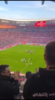 Liebe VfB-Fans, eine Nacht drüber geschlafen und jetzt muss schnell der Donnerstag kommen. Das Spiel in München ist schon abgehakt. Du hättest nen perfekten Tag gebraucht, vor allem darfst du keine solchen Fehler machen, wie vor dem Ausgleich und der direkt folgenden Führung. In der aktuellen Form, nutzt das Bayern gnadenlos aus. Bis zum Ausgleich haben wir kein schlechtes Spiel gemacht, aber der Doppelschlag hat uns in dem Spiel das Genick gebrochen.

Mit unserem zweiten Treffer kurz vor Schluss und dem Überstehen weiterer Tore nach dem 4:1 der Bayern konnten wir ne hohe Niederlage vermeiden. Im Kampf um die Champions League Plätze könnte das Torverhältnis am Ende entscheiden. Wie Sportvorstand Wohlgemuth sagte, waren Punkte in München nicht eingeplant, realistisch gesehen kannst das auch nicht. 

Die Crunchtime im Endspurt kommt genau jetzt. Wir haben alles selbst in der Hand. Bremen, Hoffenheim, Leverkusen, Frankfurt. Da sind zwei direkte Duelle dabei. Holen wir uns die Mittwochsspiele und schöne Hymne zurück ins Neckarstadion und am Donnerstag das Ticket nach Berlin. Bis dahin, guten Wochenstart. Gruß Jens ⚪🔴 (Video Roswitha)