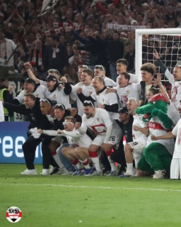 Liebe VfB-Fans, eine sehr kurze Nacht drüber geschlafen und wir sind wieder in Berlin. Nach dem letzten Abenteuer und dem Gewinn des Potts, dachte ich, dass ist so eine "Once in a Lifetime" Sache. Aber scheinbar habe ich nicht mit Sebastian Hoeneß und diesem Team gerechnet, die diese Kunststück zweimal in Folge vollbringen. Den Pokal haben wir 2026 natürlich noch nicht und das wird auch ungleich schwerer. Aber das Erlebnis Berlin.

Natürlich wusste ich, dass unsere Jungs noch aufdrehen können und werden, aber nach der ersten Hälfte und auch teils dem Start in den zweiten Durchgang, sah das nicht nach unserem VfB aus. Ich kann dem Coach nur zustimmen, mit Bilal El Khannouss kam die Wende. Er hat nicht nur sehr viel Schwung ins Spiel gebracht und den Ausgleich vorbereitet, sondern hat immer wieder die Ränge mitgenommen. Man kann nur hoffen, dass er diese Form, die er zu Beginn der Saison hatte und nun wieder gefunden hat, konservieren kann. Macht einfach Spaß.

A Propos Form. Einer der lange nicht mal im Kader stand, entscheidet das Match dann zum großen Teil mit. Ich dachte als Bouanani ins Spiel kam, dass er ein guter Elfmeterschütze sein müsste, aber dass Hoeneß mit der Einwechlung einen Elfmeter-Krimi verhindert, hatte ich nicht vermutet. Wäre schön, wenn er im Schlussspurt um die Champions League Plätze dadurch nochmal neues Selbstbewusstsein tankt. Tiago Tomas ist das Tor natürlich auch mehr als zu gönnen. Für den SC, das muss man an der Stelle sagen, war es sicherlich bitter. Erst das eigene Tor zurückgepfiffen worden und dann der späte Tiefschlag. Ob die Titelverteidigung gegen die Bayern gelingt, muss man sehen. Ab Sonntag und ich hoffe die Jungs können gut regenerieren, zählt erstmal nur der Champions League Platz. Euch ne schöne Restwoche und schon mal schönes Wochenende an alle Finalisten. Gruß Jens ⚪🔴
