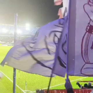 Liebe VfB-Fans, eine Nacht drüber geschlafen und was soll man dazu sagen. Erstmal natürlich gut, dass man im Achtelfinale des Pokals steht. Punkt. Die Hoffnung besteht, dass der Erfolg den zwingend benötigten Schub bringt, denn die Art und Weise, wie der Sieg zustande kam, kann das Selbstvertrauen eher wenig steigern. Ich kann verstehen, dass die Spieler und Verantwortliche sagen, das Ziel war Weiterkommen. Nach dem Auftritt gegen Gladbach, reicht mir das noch nicht als die Reaktion, von der gesprochen wurde.
Der Start ins Spiel war beängstigend. Paderborn hatte zu viel Platz und sofort Tormöglichkeiten. Wieder einfache Ballverluste beim VfB, die auch mal gnadenlos genutzt werden könnten. Man merkte einfach, dass die Jungs Angst haben, Fehler zu machen. Die Lockerheit fehlte komplett. Mit der Roten Karte hat sich Paderborn dann selbst aus dem Spiel genommen, aber sogar gegen zehn Mann war das zuerst nicht überzeugend.
Deniz Undav blieb lange recht unauffällig, der Pass auf Ermedin Demirovic allerdings nahezu Weltklasse. Doch dann ist da halt wieder die Chancenverwertung. Eigentlich müssen beide rein, aber auf jeden Fall halt einer. Über das Ding von Dzenan Pejcinovic, der den Deckel drauf machen muss, da darf ich hier jetzt nicht viel sagen, sonst wirds vielleicht ein bisschen blöd. Einfacher hätte man sich nicht pushen können. Gut, dass Chris Führich mal wieder einen ordentlichen Auftritt nach seiner Einwechslung hatte und Deniz Undav richtig stand. Der Wille in den letzten Minuten das Tor zu machen, auch um nicht in die Verlängerung gehen zu müssen, war so wie man sich das vorstellt. Unbedingt noch das Tor machen zu wollen, das sah für mich gut aus.
Überzeugend geh ich ins Leverkusen-Spiel nach dem Kick sicher nicht, aber vielleicht dreht sich das Gefühl ja dieses Mal ins Positive nachdem ich gegen Gladbach im Vorfeld den Dreier schon eingeplant hatte.
Euch noch ne schöne Restwoche und bis Samstag. Gruß Jens ⚪🔴 (Video Roswitha)