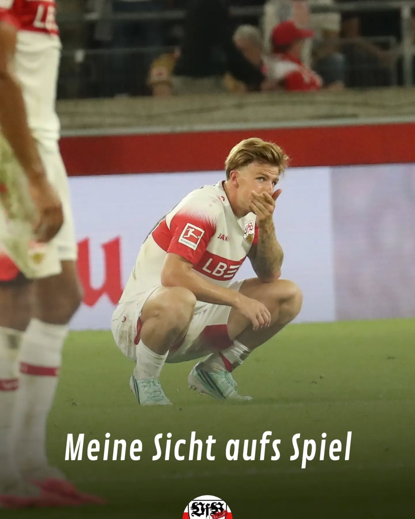 Liebe VfB-Fans, eine Nacht drüber geschlafen und wir haben drei Punkte aus vier Spielen. Ja es waren schwere Gegner, keine Frage. Willst du wieder oben mitspielen, musst du gegen diese Gegner aber eben auch was holen. Und das wäre wie Hoeneß sagte, in Hoffenheim und gestern gegen den BVB möglich gewesen. Drei Punkte, so ehrlich muss man sein, wären bestimmt nicht korrekt, aber mit nem Punkt hätten sehr viele gut leben können.
Hätte hätte, Fussball ist kein Wunschkonzert. Der VfB kam nicht zu Chancen, obwohl es phasenweise gut aussah, am Ende war im wahrsten Sinne aber ein wenig brotlose Kunst. Irgendwie fehlt aktuell was, der letzte Schliff, die letzte Lockerheit, das letzte blinde Verständnis. Im Moment reicht dem Gegner dann halt eine Aktion und irgendwie ist es dann auch nicht ganz unverdient, wenn das Spiel verlierst. Natürlich sind jetzt einige Spieler auf Reisen mit den jeweiligen Nationalteams, dennoch muss das nun aufgearbeitet werden und nach der Pause zählt auch nicht mehr, dass es schwere Gegner sind.
In der Liga müssen wir zweimal auswärts ran, einmal in Paderborn und einmal in Hamburg. Aktuell sind das alles andere als Selbstläufer, aber wird da nicht gepunktet, wird es ne harte Hinrunde, soviel kann man auf jeden Fall mal sagen. Wir müssen in die Spur finden. Es muss wieder Spaß machen, den Jungs zuzuschauen, dann wird es auch wieder erfolgreich. Macht euch trotz der Enttäuschung nen schönen Sonntag. Gruß Jens ⚪🔴