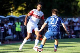 Comeback mit Traumtor – Lorenz Assignon drückt dem Test gegen Heidenheim seinen Stempel auf

Der VfB gewinnt 3:0 gegen den Zweitligist

In der Liga lief es zuletzt für den Schwaben eher suboptimal. Die lange Länderspielpause nutzt der VfB für zwei Testspiele gegen Teams aus der zweiten Liga. Heidenheim machte am Donnerstagnachmittag den Anfang in Weinstadt. Die erste Chance hatte der FCH, doch dann übernahm der VfB die Kontrolle, ohne zu glänzen. Heidenheim stand gut gestaffelt, der VfB kam wie in den Ligaspielen zuvor, oft nicht in die gefährliche Zone. Kurz vor der Pause konnte sich Jamie Leweling auf der Außenbahn durchsetzen und zurück passen. Atakan Karazor, der noch nicht zum Einsatz kam, traf zur Führung. Nach der Pause bekam der Spiel mehr Schwung. Leonidas Stergiou hatte die dicke Chance, die Führung auszubauen. Lorenz Assignon, der bislang mit seiner Schulter-OP zu tun hatte, feierte sein Comeback, machte es auf der linken Seite gut und traf per Fallrückerzieher. Ein Traumtor zum Einstand in die neue Saison. Er sorgte damit natürlich auch nach dem Spiel noch für Gesprächsstoff. Jeff Chabot konnte am Ende noch zum 3:0 einschieben, an allen drei Toren war Jamie Leweling direkt beteiligt. Das Ergebnis stimmt gegen den Tabellen-Dritten der zweiten Liga hoffnungsvoll, im Spiel selbst war dennoch noch jede Menge, was verbessert werden kann. Dennis Seimen war noch nicht im Kader, vielleicht reicht es im kommenden Test. Am Donnerstag trifft Fürth in Großaspach auf den VfB

Bericht und Bildergalerie 📷 ➡ VfB-exklusiv.de