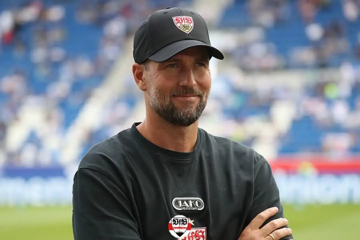 T-Frage entschieden – Hoeneß freut sich über andere Vorzeichen beim Duell gegen Paderborn
Der VfB steht vor dem Restart in die Liga
Nach zwei Wochen Länderspielpause, startet der Ligaalltag wieder für die Fussballer des VfB. Nach der mageren Punkteausbeute in den ersten vier Spielen, will Sebastian Hoeneß in Paderborn anfangen, wieder Punkte zu sammeln. Dass der VfB in der Bundesliga zuletzt in Paderborn 2015 antrat und durch ein 2:1 Erfolg die Klasse halten konnte, war dem VfB-Coach nicht bewusst. Er gab sich allerdings erleichtert, dass das anstehende Duell unter anderen Vorzeichen stattfinden wird. Was seine Startelf betrifft, ließ sich Sebastian Hoeneß wenig in die Karten schauen. Diehl, Al-Dakhil, Zagadou, Tomas und Nartey werden nicht zur Verfügung stehen. Hoeneß kündigte allerdings bereits an, dass am kommenden Mittwoch in Bratislava und dann erneut in Hamburg eine gewisse Rotation stattfinden wird. Fix hingegen ist die Frage, wer zwischen den Pfosten steht. Der ursprünglich als Nummer 1 eingeplante Dennis Seimen wird sein Bundesligadebüt feiern und Fabian Bredlow ablösen. Für Bredlow hatte sein Trainer viel Lob in der Presserunde übrig, so wie er es die Wochen zuvor bereits gesagt hatte. Die Belastung für Seimen soll ein wenig gesteuert werden, ein festes Jobsharing soll es allerdings nicht geben.
Auch bei VfB-exklusiv (Link in der Story)