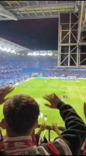 Liebe VfB-Fans, eine Nacht drüber geschlafen und am Ende steht das zweite Pflichtspiel in Folge zu Null, nimmt man die Tests während der Länderspielpause mit, sogar das vierte in Folge. Ihr wisst ja, im Sturm gewinnt man Spiele, in der Defensive Meisterschaften. So weit will ich bei weitem nicht gehen, da waren auch durchaus wieder Phasen, wo man viel Glück hatte. Ob der Spieler beim vermeintlichen 1:1 wirklich dran war und es deswegen Abseits war? Mein Eindruck ist, dass er den Ball nicht weitergeleitet hat. Dann der Lattenschuss. Und auch sonst gab es das ein oder andere unsaubere Passspiel. Aber vielleicht auch schon meckern auf hohem Niveau.
Insgesamt geht das in die richtige Richtung und jeder Sieg bringt mehr Sicherheit und mehr Selbstvertrauen. Wir hätten im ersten Durchgang höher führen können. Auch hier ist der Lattentreffer zu nennen und die Doppelchance von Undav. Wenn du mit mindestens 2:0 in die Pause gehst, kommst womöglich gar nicht mehr in die Situation, dass der Gegner noch Möglichkeiten wittert. Hätte, wäre, alles immer so ne Sache. Fakt ist, wir haben mit bisschen Glück ne schwache Phase im Spiel überstanden und nochmal mit Glück den zweiten Treffer zum richtigen Zeitpunkt erzielt. Was Assignon und Demirovic am Ende machen, war natürlich top. Und für Undav freut es mich, wie es wahrscheinlich viele von uns freut, dass er nun endlich sein erstes Saisontor hat.
Was die Champions League betrifft, haben wir nen mega Start hingelegt. Einige würden sagen gegen die Stavanger und Bratislava musst gewinnen, wenn du weiterkommen willst. Frag mal an der Säbener Straße in München nach. Kein Spiel auf den Niveau ist ein Selbstläufer. Die Tabelle nach zwei Spieltagen ist noch nicht so aussagekräftig, aber Platz 4, das sieht einfach erstmal gut aus. Man wagt gerne mal nen Blick drauf. Es geht weiter Schlag auf Schlag. Samstag in Hamburg, Dienstag Atletico, Freitag Gladbach. Viele Spiele um die Zu-Null-Serie weiter auszubauen. Bis dahin nach schöne Restwoche. Gruß Jens ⚪🔴 (Video Roswitha)