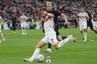Gute Ausgangsposition mit Bonuspunkten gegen Madrid weiter verbessern – Mittelstädt ist wieder im Kader
Der VfB steht vor dem Spiel gegen Atletico
Am Wochenende Bundesliga Frust, am Dienstag Champions League Lust. Sebastian Hoeneß wusste, dass das Spiel in Hamburg Punkte hätte bringen müssen, doch die Effizienz vor dem Tor hatte gefehlt. Viele Chancen auf Treffer konnten seine Jungs jedenfalls herausspielen, doch ein Tor sprang nicht dabei raus. Oberflächlich gesehen, war das sicher das Hauptproblem gegen den HSV. Der Podiumsgast in der Presserunde, Ermedin Demirovic, war daran maßgeblich beteiligt. Seine Chancen hätten gereicht, um ein, zwei Tore vorzulegen. Er sagte über sich selbst, sein größter Kritiker zu sein. Er sprach davon gekocht zu haben. Auch wenige Tage nach der Niederlage brodelte es noch in ihm. Doch sein Blick geht auf das kommende Highlight. Er führt in der Champions League die Topjägerliste zusammen mit Haaland und Tresoldi mit vier Treffern an. Ein Spiel wie das gegen Madrid pusht den Stürmer, was er allerdings auch von der Bundesliga behaupten kann. Sowohl Sebastian Hoeneß, als auch Ermedin Demirovic freuen sich auf das Spiel, die ganze Mannschaft obendrein. Hoeneß sprach davon dem Gegner das Feuer und die Energie, die das Stadion entfachen kann, zu zeigen. Demirovic sprach vom ersten Hochkaräter in der Saison im eigenen Stadion. Die Ausgangssituation mit sechs Punkten aus zwei Spielen könnte nicht besser sein. Sollten aus dem Spiel am Dienstagabend Bonuspunkte entstehen, könnte man die Ausgangssituation nochmals deutlich verbessern. Maximilian Mittelstädt, der zuletzt in Bratislava und Hamburg fehlte, wird wieder im Kader stehen.
Bericht auf vfb-exklusiv.de (Link in der Story)