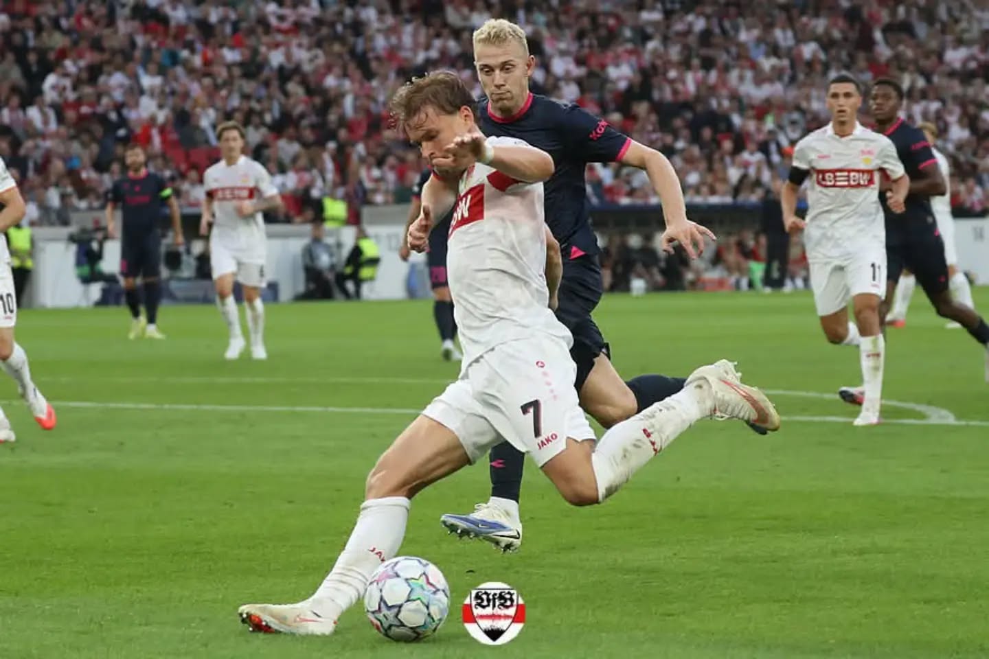 Gute Ausgangsposition mit Bonuspunkten gegen Madrid weiter verbessern – Mittelstädt ist wieder im Kader
Der VfB steht vor dem Spiel gegen Atletico
Am Wochenende Bundesliga Frust, am Dienstag Champions League Lust. Sebastian Hoeneß wusste, dass das Spiel in Hamburg Punkte hätte bringen müssen, doch die Effizienz vor dem Tor hatte gefehlt. Viele Chancen auf Treffer konnten seine Jungs jedenfalls herausspielen, doch ein Tor sprang nicht dabei raus. Oberflächlich gesehen, war das sicher das Hauptproblem gegen den HSV. Der Podiumsgast in der Presserunde, Ermedin Demirovic, war daran maßgeblich beteiligt. Seine Chancen hätten gereicht, um ein, zwei Tore vorzulegen. Er sagte über sich selbst, sein größter Kritiker zu sein. Er sprach davon gekocht zu haben. Auch wenige Tage nach der Niederlage brodelte es noch in ihm. Doch sein Blick geht auf das kommende Highlight. Er führt in der Champions League die Topjägerliste zusammen mit Haaland und Tresoldi mit vier Treffern an. Ein Spiel wie das gegen Madrid pusht den Stürmer, was er allerdings auch von der Bundesliga behaupten kann. Sowohl Sebastian Hoeneß, als auch Ermedin Demirovic freuen sich auf das Spiel, die ganze Mannschaft obendrein. Hoeneß sprach davon dem Gegner das Feuer und die Energie, die das Stadion entfachen kann, zu zeigen. Demirovic sprach vom ersten Hochkaräter in der Saison im eigenen Stadion. Die Ausgangssituation mit sechs Punkten aus zwei Spielen könnte nicht besser sein. Sollten aus dem Spiel am Dienstagabend Bonuspunkte entstehen, könnte man die Ausgangssituation nochmals deutlich verbessern. Maximilian Mittelstädt, der zuletzt in Bratislava und Hamburg fehlte, wird wieder im Kader stehen.
Bericht auf vfb-exklusiv.de (Link in der Story)