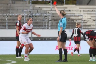 Drittes Ligaspiel in Folge ohne eigenes Tor – Redzepi muss mit Rot vom Platz
Die VfB-Frauen verlieren 0:3 gegen die Eintracht
Nachdem die Frauen des VfB das letzte Heimspiel gegen Union mit 0:4 verloren hatten, in München mit 0:5 keine Chance hatten, kam nun der nächste Topclub ins Gazi-Stadion. Der Tabellendritte kam allerdings im ersten Durchgang ebenfalls nicht in Schwung, Stuttgart bekam es verteidigt, konnte aber vorn auch wenig Akzente setzen. Nicole Billa hatte die beste Möglichkeit. Nach der Pause schlug dann aber auch bei den Frauen der VfB-Fluch zu. Bei Wiederanpfiff heißt es immer wieder Achtung vor Gegentoren und so war es auch am Samstagnachmittag. Frankfurt schlug zu und ging in Führung. Nach einem angeblichen Foul von Dafina Redzepi. zückte der Schiedsrichterin glatt Rot. Trainer Nico Schneck sah daraufhin auch noch Gelb, nachdem er die Entscheidung nicht nachvollziehen konnte. Mit nur zehn Spielerinnen war es fast unmöglich noch etwas Zählbares mitzunehmen, am Ende gewinnt der Gast mit 3:0. Das dritte Spiel in Folge ohne eigenes Tor und folglich ohne Punkte.
Bericht und Bilder 📷➡ VfB-exklusiv.de