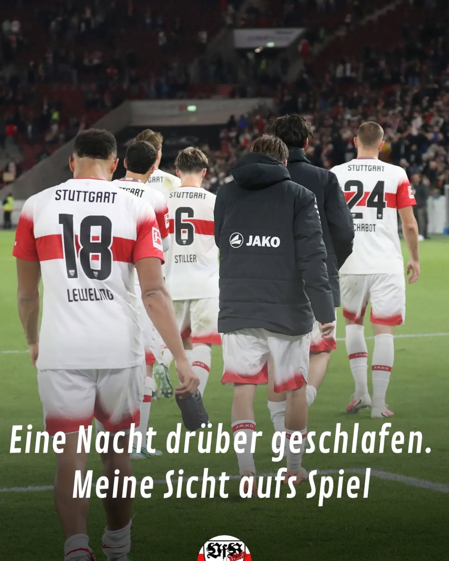 Liebe VfB-Fans, eine Nacht drüber geschlafen und ich sag einfach mal willkommen im Abstiegskampf. Wir haben gestern ein Duell gegen die direkte Konkurrenz verloren, daheim, nach früher Führung gegen einen Gegner, der noch nicht einen Zähler auf dem Konto hatte. Ich kann das auch heute noch nicht richtig greifen. Mir fehlen da irgendwie noch immer die Worte, wie man nach einem guten Auftritt wenige Tage zuvor und nach nem Start, der absolut das versprochen hat, was jeder der es mit dem VfB hält und wahrscheinlich auch mit Gladbach, genau so erwartet hat.
Was dann aber passiert, geht einfach nicht. Schon der Ausgleich war ein No-Go, sich das Ding aber komplett nehmen zu lassen, einfach nur Wahnsinn.
Der Trainer und wenn ich die Kommentare in den Socials lese, steht für mich überhaupt nicht zur Diskussion. Der Trainer hat nach dem Spiel die richtigen Worte gefunden. JEDER muss mehr dafür tun, um wieder Spiele zu gewinnen. JEDER muss das erkennen. Er spricht von großen Warnschuss. Ich spreche damit Sebastian Hoeneß sicher nicht frei, auch er macht nicht alles richtig. Aber wenn es einer wieder hinbekommt, dann traue ich das ihm zu. Es kann nach all der erfolgreichen Zeit doch nicht nach der ersten Krise sein, dass man seinen Stuhl fordert. Natürlich ist Fussball schnelllebig und es zählt nur die Gegenwart, das ist mir auch klar. Aber ich kenn gerade keinen besseren und ich kann und will mir keinen anderen auf der Trainerbank vorstellen. Die Spieler stehen auf dem Rasen und haben die erste Verantwortung, solche Spiele zu ziehen.
Ich will auch eigentlich gar nicht auf einzelne Spieler eingehen. Jeder hat hier gestern seinen Anteil gehabt. Und ich seh es ähnlich wie Hoeneß. Wenn man nicht ins Rollen kommt und meint nach ner Führung läuft es gegen nen Gegner, der danach sichtlich verunsichert war, vollends von selbst, der muss allerspätestens nach dem Ausgleich, anders aus der Kabine kommen. Die Fähigkeiten sind vorhanden, jetzt ist es ne Kopfsache. Euch, auch wenn es schwer fällt, ein schönes Wochenende. Gruß Jens ⚪🔴