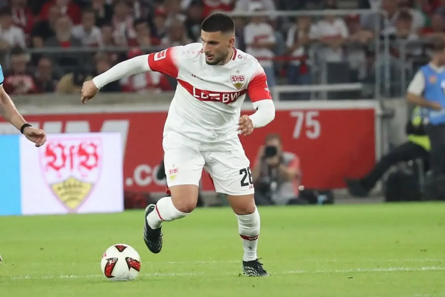 Demirovic verzweifelt an Schubert – Undav bewahrt den VfB spät vor der Verlängerung

Stuttgart steht nach dem 1:0 in Paderborn im Achtelfinale des Pokals

Beim VfB sollte nun jeder wissen, was auf dem Spiel steht. Nicht nur der Einzug in die nächste Pokalrunde, sondern auch das Selbstvertrauen wollten sich die Schwaben wieder zurückholen. Das funktionierte zu Beginn der Partie überhaupt nicht. Im Gegenteil, Paderborn hatte die Möglichkeiten und hatte die Räume das Spiel zu machen. Stuttgart kam erst sehr schleppend und langsam in die Partie. Nachdem Cruda, Bilal El Khannouss foulte und den Platzverweis erhielt, war man besser im Spiel. Die größte Chance hatte Maximilian Mittelstädt, als sein perfekter Schuss nur ans Lattenkreuz donnerte. Im zweiten Durchgang merkte man, dass der VfB einen Mann mehr auf dem Feld hatte, drückende Überlegenheit sah dennoch anders aus. Die Cannstatter taten sich noch immer schwer, doch die Chancendichte wurde höher. Deniz Undav setzte Ermedin Demirovic perfekt in Szene, der Stürmer scheiterte jedoch zweimal freistehend an Markus Schubert im Tor der Paderborner. Eine dritte hochkarätige Möglichkeit hatte Demirovic per Kopf, aber auch da war bei Schubert Endstation. Der VfB wollte die Verlängerung unbedingt vermeiden und drängte am Ende des Spiels auf die Führung. Chris Führich bediente schließlich in der Schlussminute Deniz Undav, der den Siegtreffer markierte. In der Nachspielzeit setzte der eingewechselte Dzenan Pejcinovic einen Ball neben das leere Tor. Für das Achtelfinale reichte der eine Treffer von Undav.

Bericht auch bei VfB-exklusiv.de (Link in der Story)
